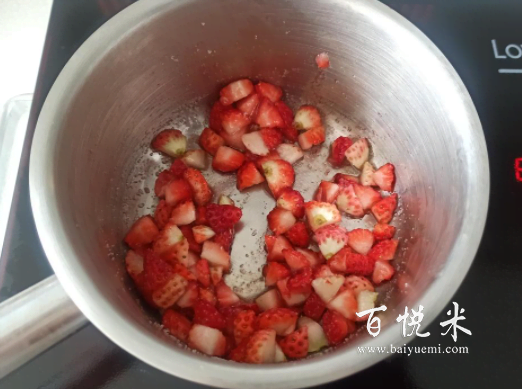 柔软戚风包裹满满的自制草莓香缇奶油蛋糕，中间还有新鲜草莓果粒